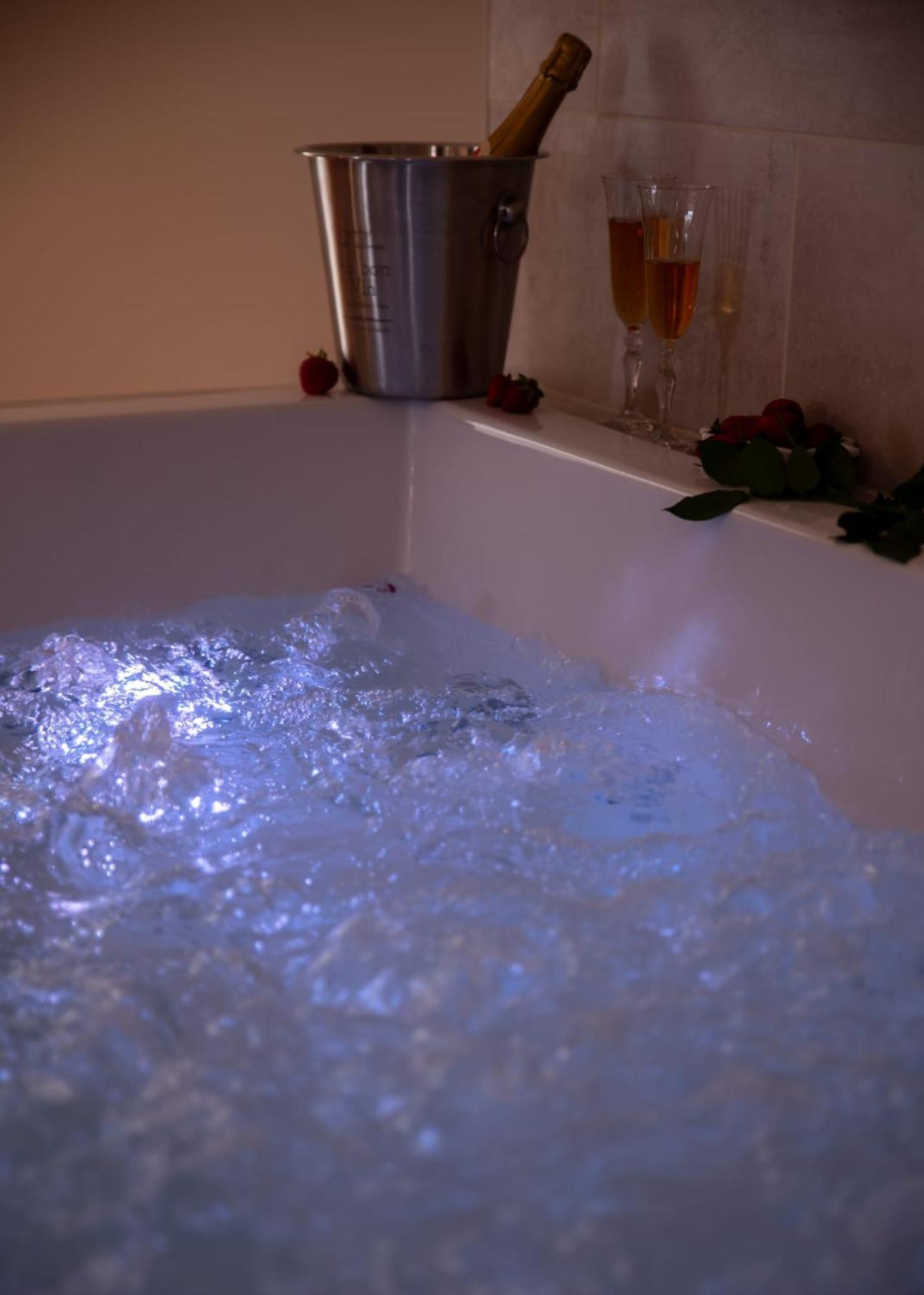 Le Mas Aux Amoureux , Suite Romantique Et Spa Le Barcares Exterior photo
