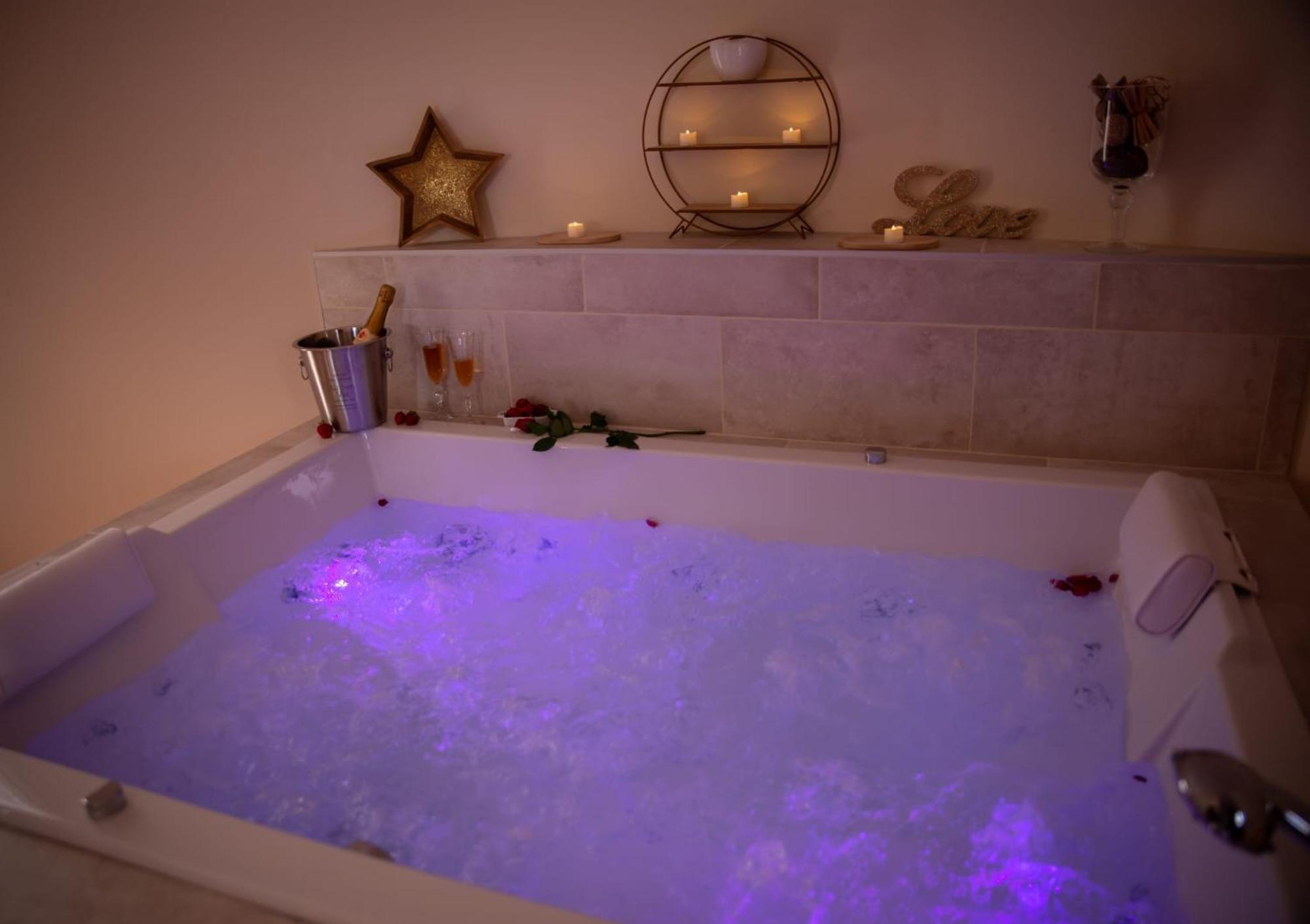 Le Mas Aux Amoureux , Suite Romantique Et Spa Le Barcares Exterior photo