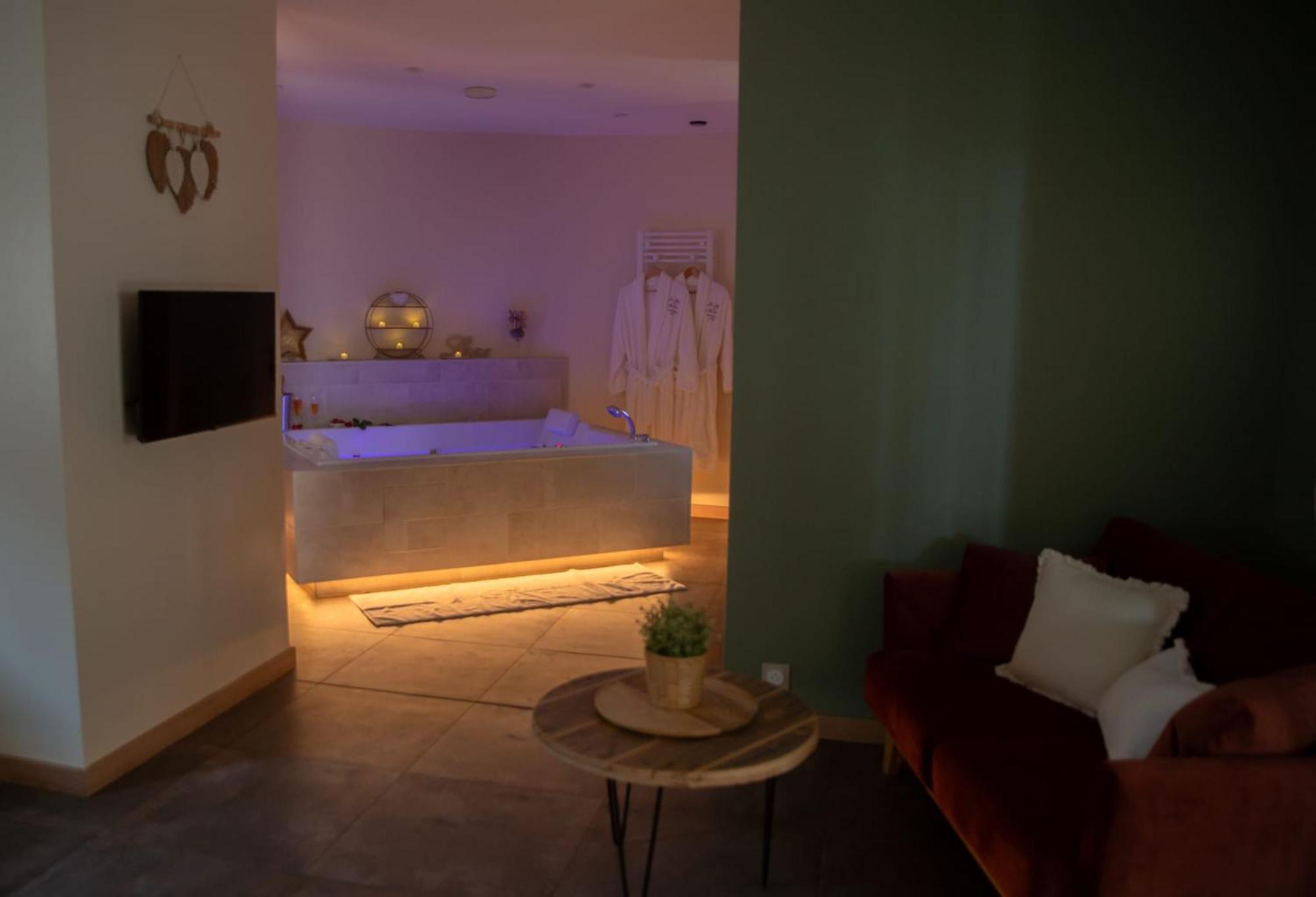 Le Mas Aux Amoureux , Suite Romantique Et Spa Le Barcares Exterior photo