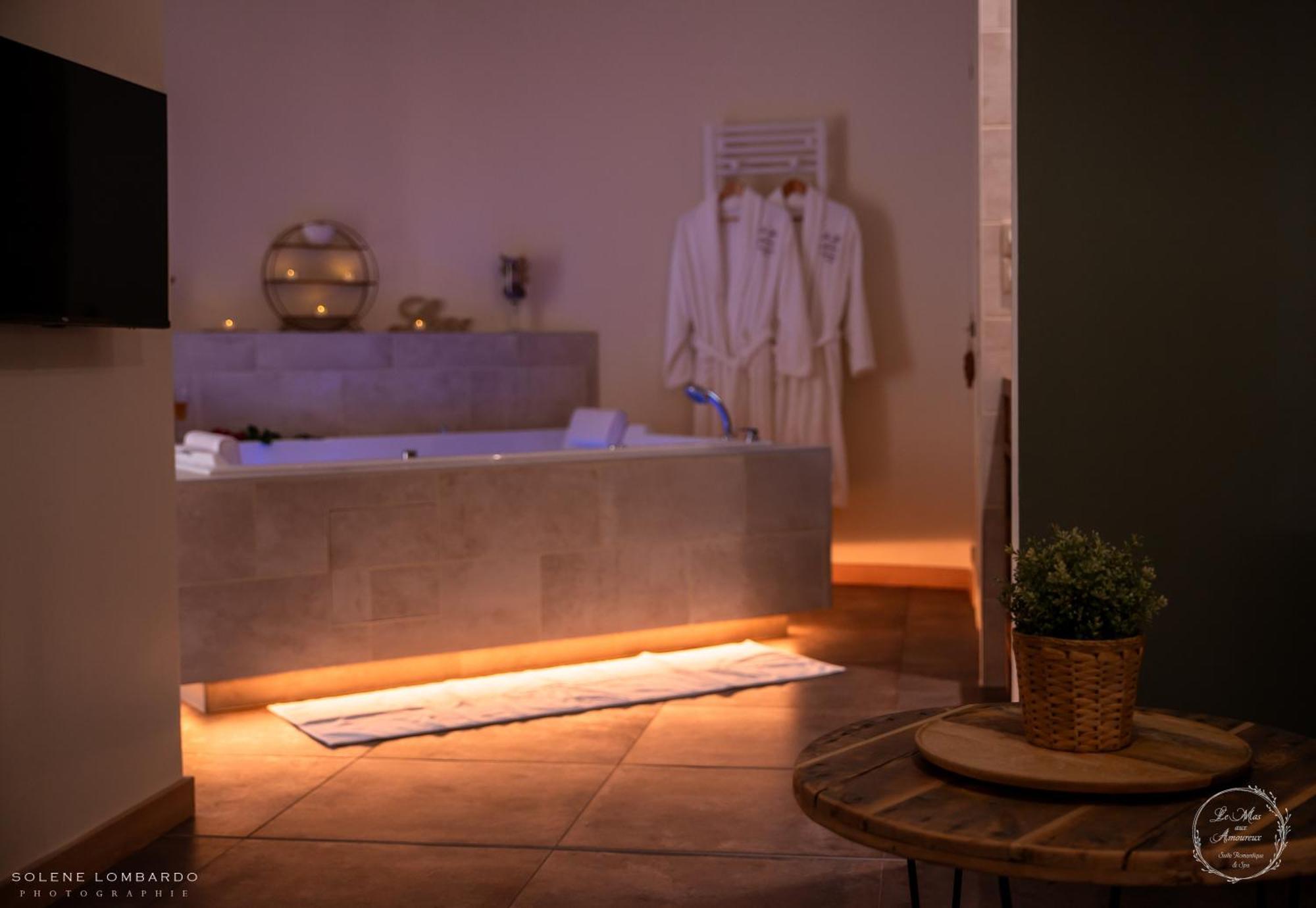 Le Mas Aux Amoureux , Suite Romantique Et Spa Le Barcares Exterior photo